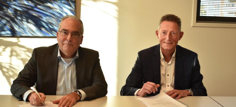 Foto van links naar rechts: André van der Reest (voorzitter Algemeen Bestuur GR de Bevelanden) en Dick Hoogstrate (Directeur Educatie Scalda)